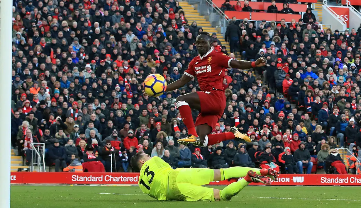 Aksi Penyerang Liverpool, Sadio Mane saat memasukan bola ke gawang West Ham United pada lanjutan Liga Inggris di Anfield, Inggris (24/2). Liverpool menang telak atas West Ham 4-1. (AP Photo / Rui Vieira)