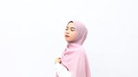 ilustrasi wanita muslim berdoa/copyright unsplash.com/Ali Muhammad