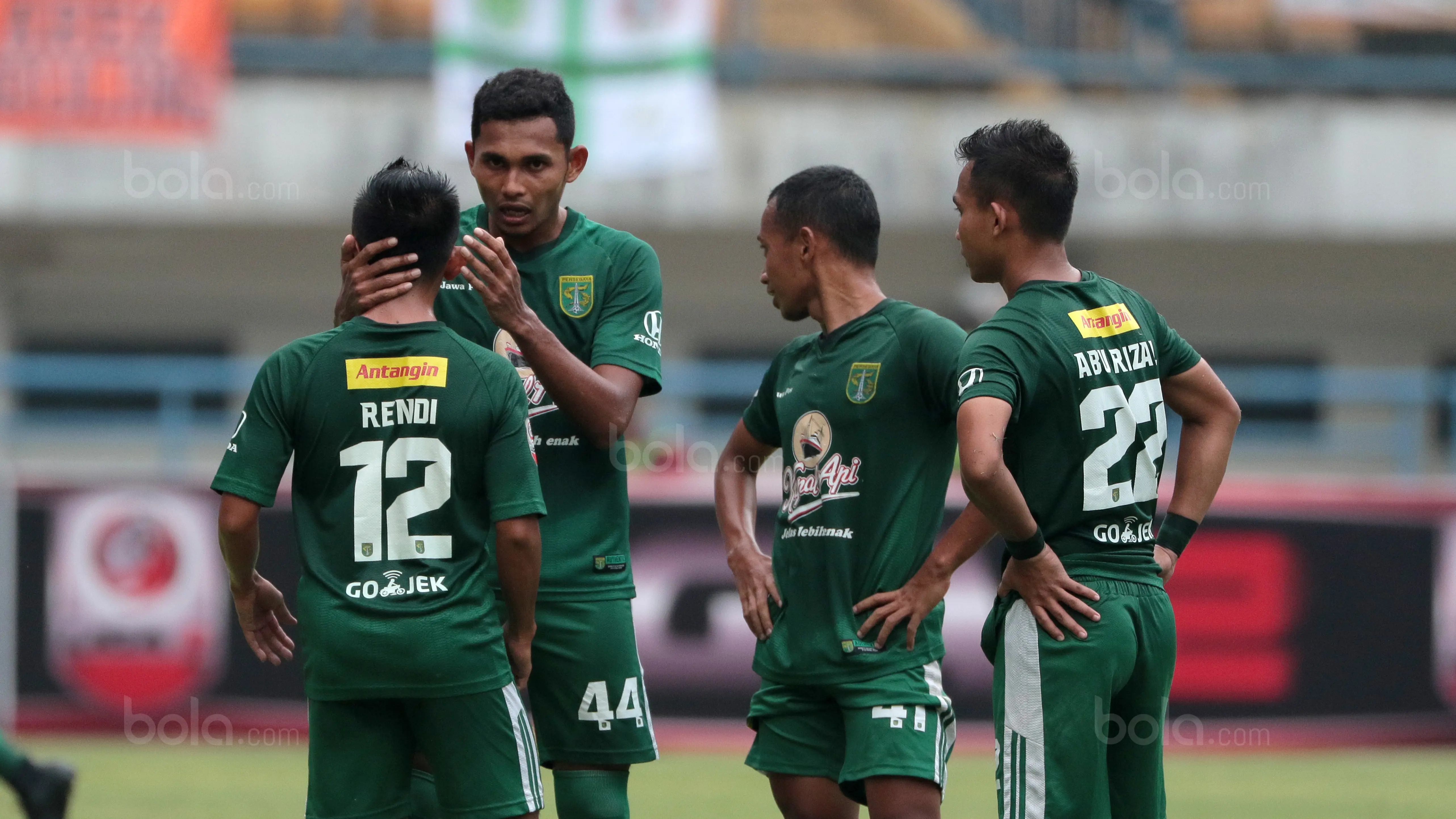 Para pemain Persebaya Surabaya merayakan kemenangan atas PSPS Riau pada laga 8 Besar Liga 2 Grup Y di Stadion GBLA, Bandung, Sabtu (18/11/2017). Persebaya Menang 1-0. (Bola.com/Nicklas Hanoatubun)