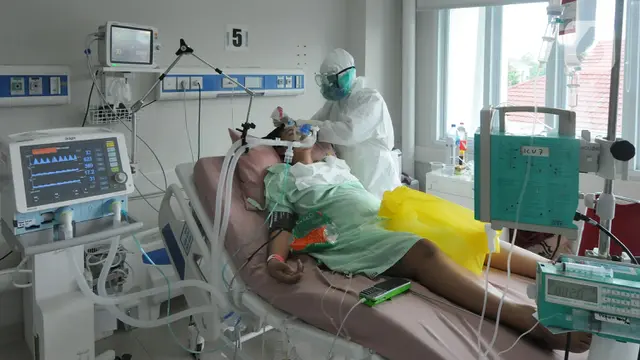 FOTO: Perjuangan Paramedis Merawat Pasien COVID-19 di RSUD Kota Bogor