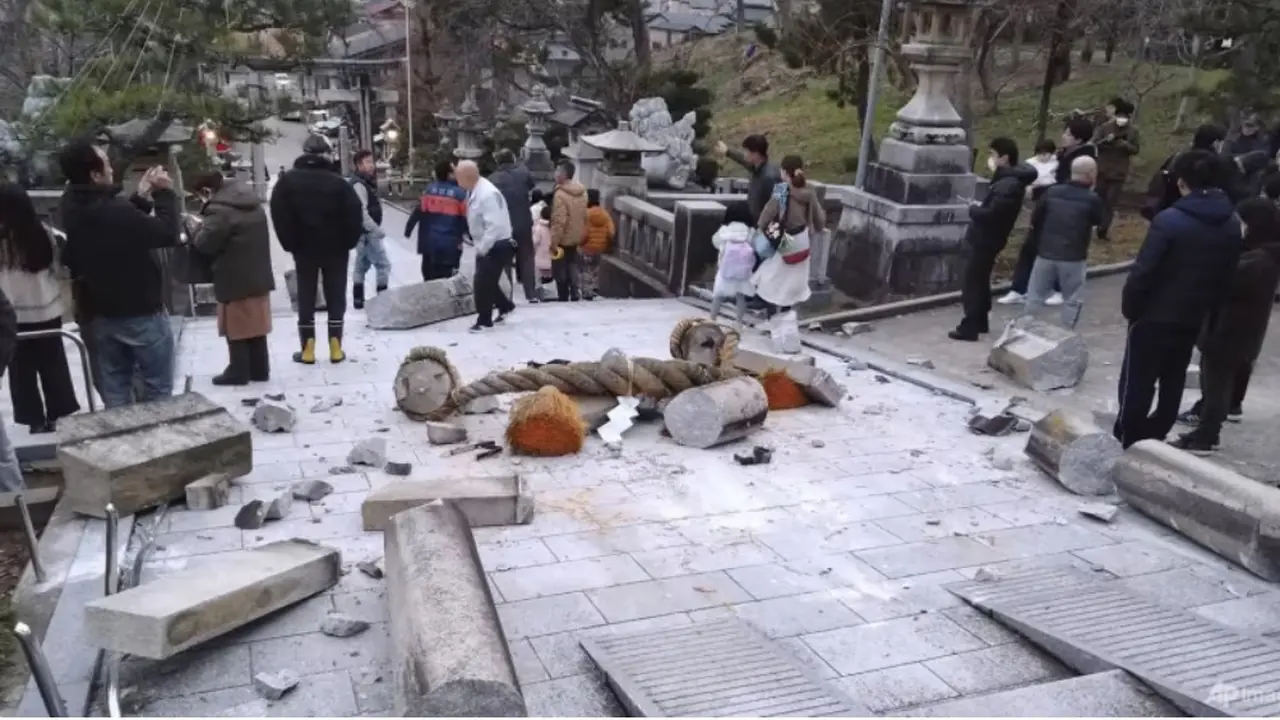 Gerbang torii rusak akibat gempa bumi di sebuah kuil di Kanazawa, prefektur Ishikawa, Jepang pada 1 Januari 2024. (Foto: Kyodo News via AP)