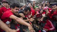 Suporter Indonesia bernyanyi bersama sebelum menyaksikan laga melawan Malaysia di Stadion Shah Alam, Selangor, Sabtu, (26/8/2017). Indonesia akan menghadapi Malaysia pada laga semifinal sepak bola SEA Games 2017. (Bola.com/Vitalis Yogi Trisna)
