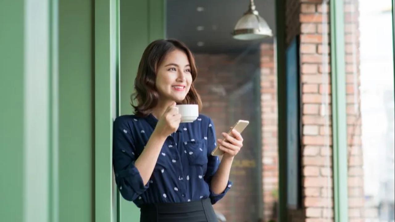 Meskipun kopi dapat memberikan dorongan energi yang diperlukan, konsumsilah dengan bijak agar tidur Anda tidak terganggu.