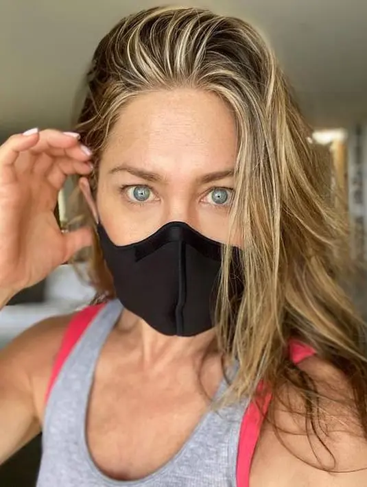 Rambut Highlight Blonde Jennifer Aniston (Instagram @jenniferaniston)