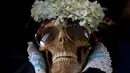 Tengkorak manusia dihias dengan bunga dan dipakaikan kacamata saat Festival Natitas di La Paz, Bolivia (8/11). Ritual ini digelar seminggu setelah Hari Mati di Bolivia. (AP Photo/Juan Karita)