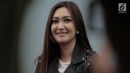 Aktris Nafa Urbach saat di temui awak media di Jakarta, Selasa (3/4). Nafa Urbach kini telah menyandang status janda pasca bercerai dari Zack Lee sekitar Oktober 2017 lalu. (Liputan6.com/Faizal Fanani)