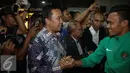 Menteri Pemuda dan Olahraga (Menpora) Imam Nahrawi menyambut pemain Tim Nasional Indonesia saat tiba di Bandara Soekarno Hatta, Jakarta, Kamis (8/12). (Liputan6.com/Faizal Fanani)