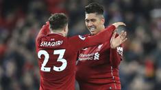 Striker Liverpool, Roberto Firmino, merayakan gol yang dicetaknya ke gawang Arsenal pada laga Premier League di Stadion Anfield, Liverpool, Sabtu (29/12). Liverpool menang 5-1 atas Arsenal. (AP/Rui Veira)