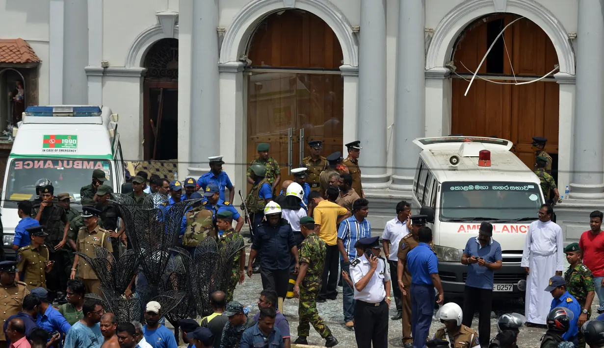 Ambulans terlihat di luar Gereja St Anthony's Shrine setelah ledakan di Kochchikade, Kolombo, Sri Lanka, Minggu (21/4). Presiden Sri Lanka Maithripala Sirisena menyatakan mengatakan bahwa investigasi tengah berlangsung. (ISHARA S. KODIKARA/AFP)