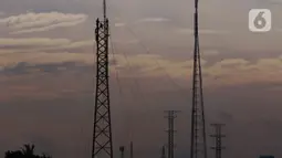 Pekerja tengah melakukan aktivitas kerja pada ketinggian di menara sutet di kawasan Karang Tengah, Kota Tangerang, Banten, Jumat (8/1/2021). Sebanyak 4.275 kasus kecacatan, 9 kasus cacat total tetap dan 2002 kasus meninggal dunia sampai Oktober tahun 2020. (Liputan6.com/Angga Yuniar)