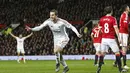 Pemain Swansea City, Gylfi Sigurdsson merayakan golnya ke gawang Manchester United pada lanjutan Liga Premier Inggris di Stadion Old Trafford, Sabtu (02/01/2016). Manchester United menang 2-1. (Reuters/Carl Recine)