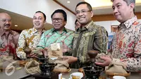 Menperin, Saleh Husin (kedua kanan) bersama Wakil Ketua MPR RI Oesman Sapta Odang (ketiga kiri) dan Ketua Umum AEKI Irfan Anwar (kedua kiri) memperlihatkan biji kopi luwak terbaik usai menghadiri RUA IX AEKI di Jakarta (10/3). (Liputan6.com/Johan Tallo)