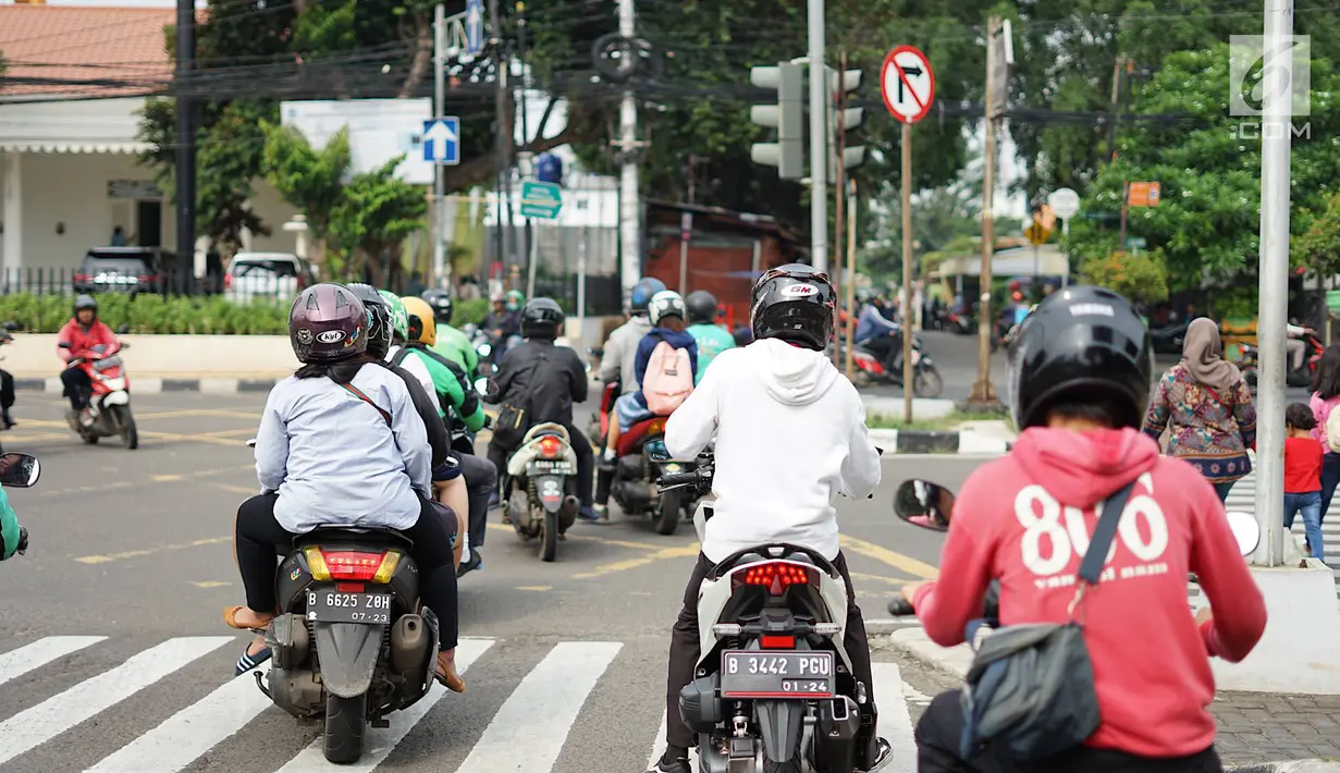 Pengendara sepeda motor melawan arus lalu lintas di perempatan lampu merah kawasan Gondangdia, Jakarta, Senin (29/4/2019). Para pengendara nekat melawan arus meski berpotensi menyebabkan kescelakaan. (Liputan6.com/Immanuel Antonius)