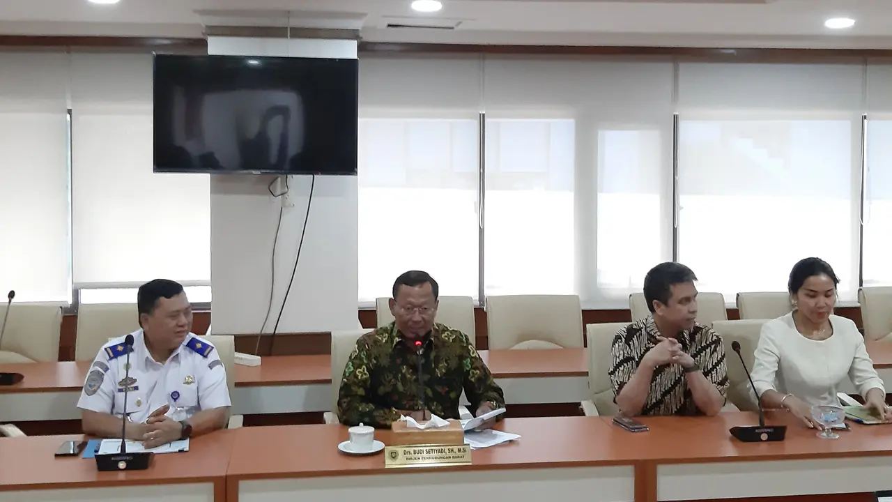 Konferensi pers Dirjen Darat Budi Setiyadi terkait isu ojek online dalam peristiwa bom Medan dan korban kecelakaan Grabwheels.