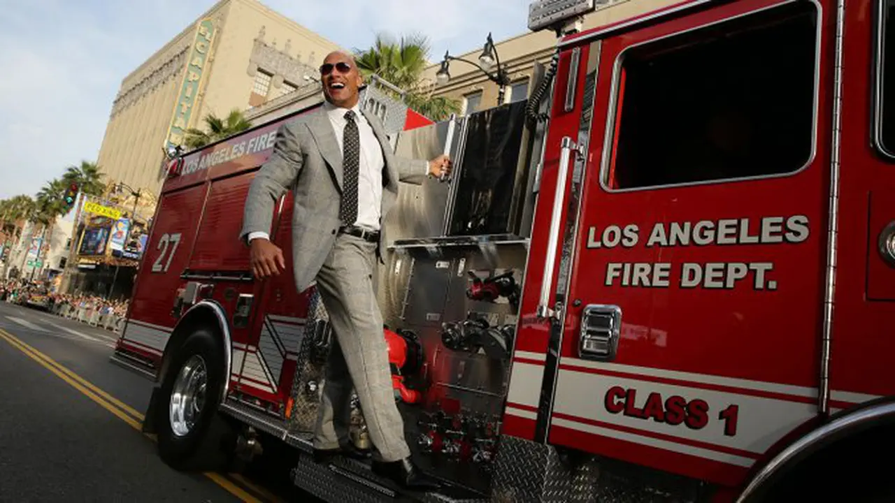 Datangi Premiere San Andreas, The Rock Naiki Mobil Damkar