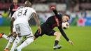 Pemain Bayer Leverkusen, Florian Wirtz berusaha melewati pemain Qarabag FK di pada laga Liga Europa di BayArena, Jumat (27/10/2023). Florian Wirtz tampil sebagai bintang dengan menyumbang satu gol dan tiga assist. (AP Photo/Martin Meissner)