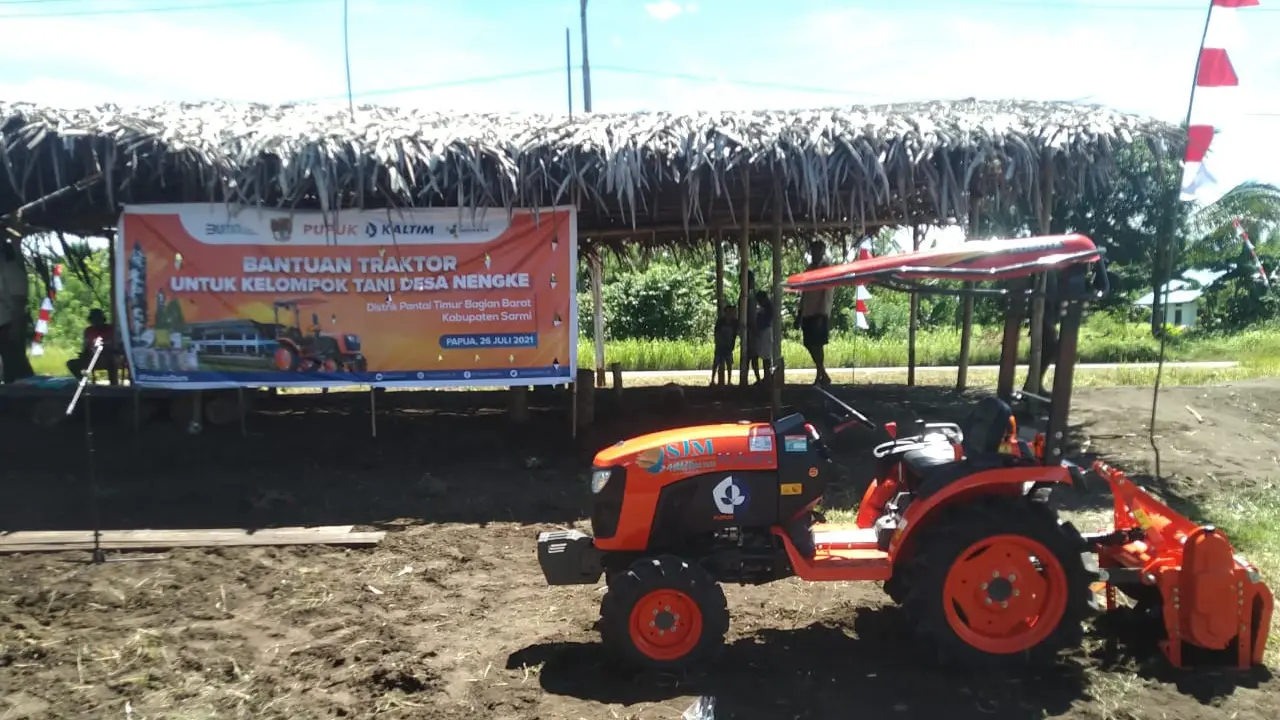 PT Pupuk Kalimantan Timur (PKT) salurkan satu unit traktor bagi kelompok tani Desa Nengke, Distrik Pantai Timur Bagian Barat, Kabupaten Sarmi Papua.