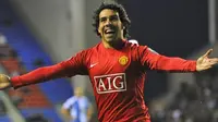 Aksi Striker Manchester United, Carlos Tevez setelah mencetak gol ke gawang Wigan Athletic di kancah Liga Premier di JJB Stadium, Wigan, 13 Mei 2009. AFP PHOTO/ANDREW YATES