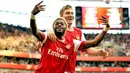 Gelandang Alex Song (kiri) bersorak kegirangan seusai melesakkan gol tunggal kemenangan Arsenal atas West Ham di Emirates Stadium, 30 Oktober 2010. AFP PHOTO/GLYN KIRK