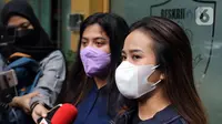 Adik mendiang Vanessa Angel, Mayang Lucyana Fitri (kanan) saat tiba di Direktorat Reserse Kriminal Khusus Polda Metro Jaya, Jakarta, Rabu (8/6/2022). Mayang menjalani pemeriksaan kedua terkait kasus dugaan pencemaran nama baik yang dilaporkan produk skincare. (Liputan6.com/Herman Zakharia)