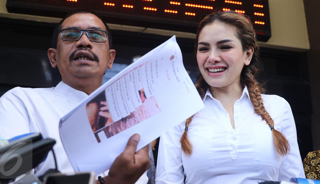 Nikita Mirzani bersama kuasa hukumnya saat diwawancari oleh wartawan usai dimintai keterangan sebagai saksi oleh pihak kepolisian di Metro Jakarta Selatan, Jumat (23/12). (Liputan6.com/Herman Zakharia)