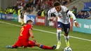 Pemain Inggris Jadon Sancho (kanan) melewati pemain Andorra Cristian Martinez pada pertandingan kualifikasi Grup I Piala Dunia 2022 di National Stadium, Andorra la Vella, 9 Oktober 2021. Inggris menang 5-0. (AP Photo/Joan Monfort)