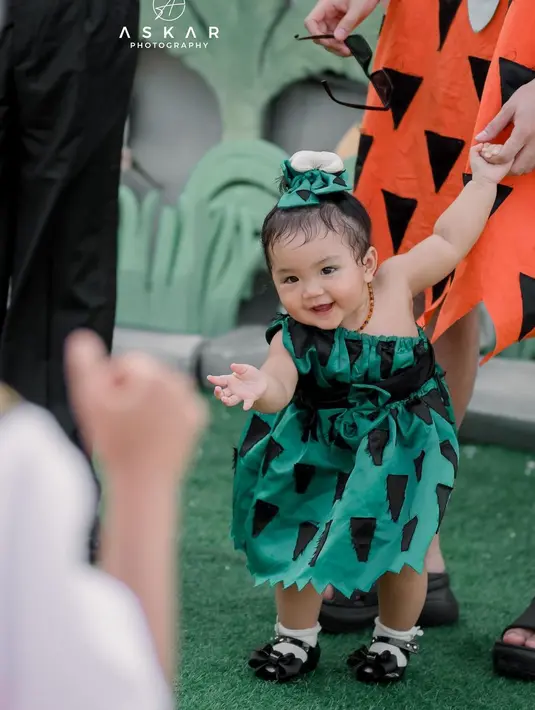 Xarena yang berulang tahun begitu menggemaskan dengan kostum ala Pebbles yang merupakan anak Fred dan Wilma. [Instagram/krisjianabah]