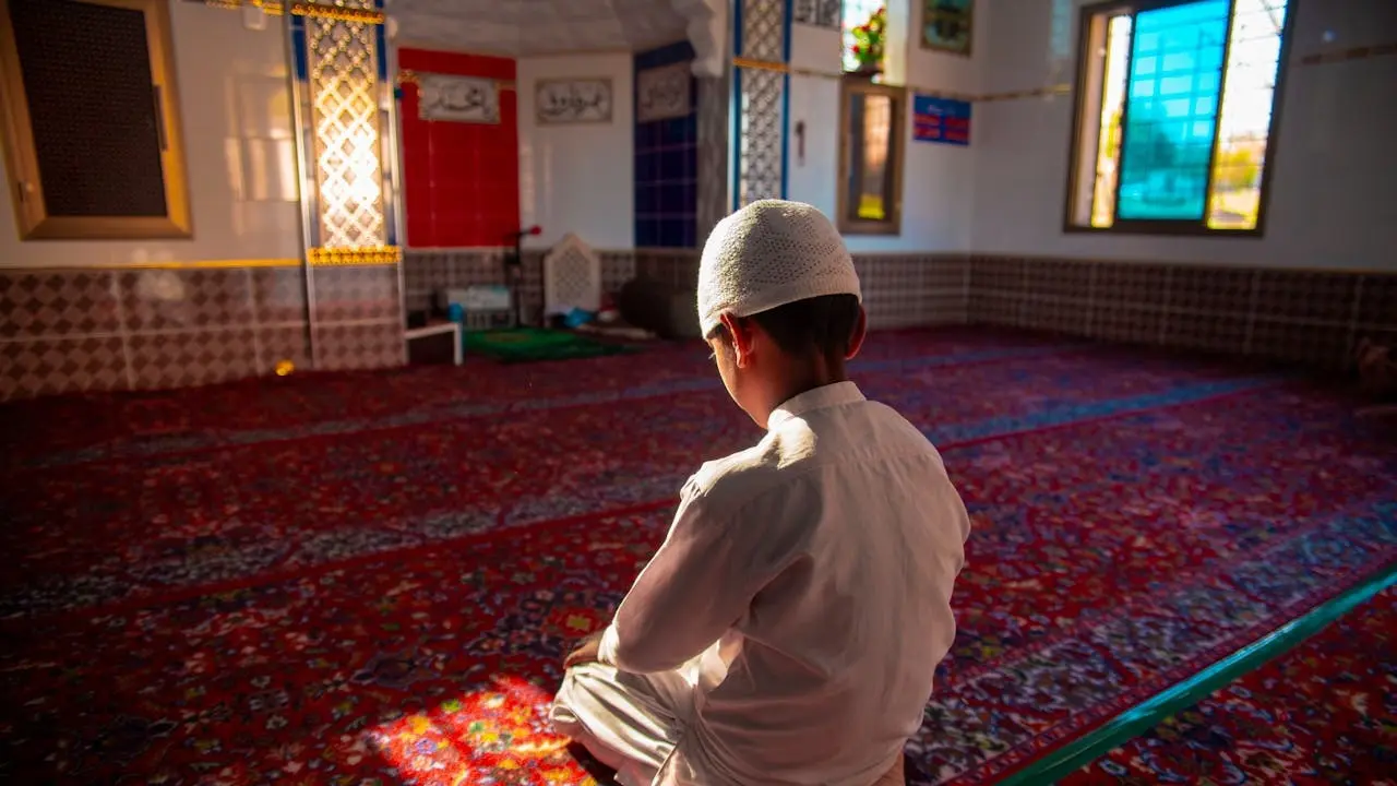 Anak sholat di masjid (pexels)