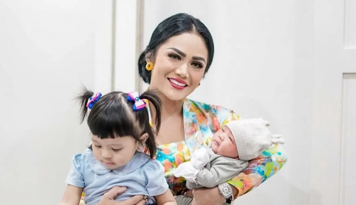 Dalam foto tersebut Krisdayanti terlihat sangat bahagia saat menggendong kedua cucunya