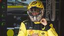 Pebalap mereka, Charles Leclerc dan Carlos Sainz juga tampak menggunakan baju balap dan helm yang berwarna kuning dalam sesi latihan bebas kemarin. (AP/Luca Bruno)