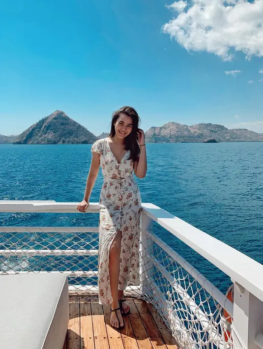 Floral slit dress yang simple bikin Aliya Massaid tampak cantik dengan gaya kasual [instagram/aaliyah.massaid]