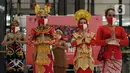 Penari mengenakan pakaian tradisional menampilkan tarian khas daerah-daerah Indonesia dalam acara "Tunjukan Indonesiamu, Satukan Negeri" di Jakarta, Sabtu (15/8/2020). Acara yang digelar virtual tersebut untuk mengampanyekan budaya Indonesia dan memperingati HUT ke-75 RI. (Liputan6.com/Johan Tallo)