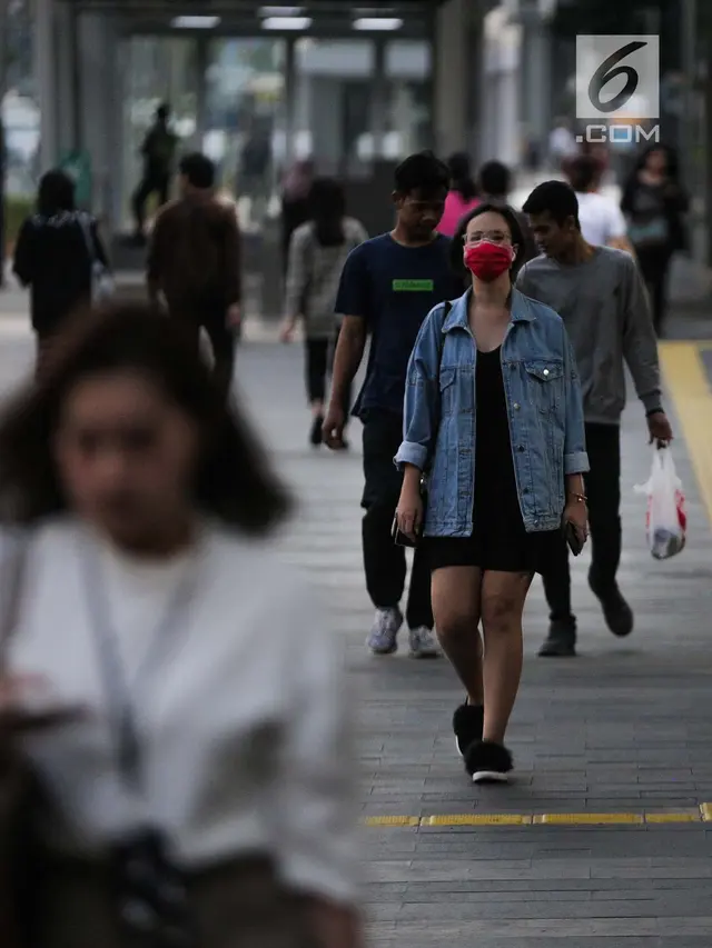 Udara Jakarta Buruk, Warga Beraktivitas Pakai Masker