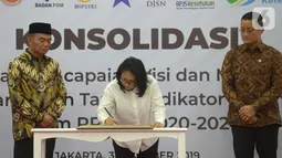 Menteri PPPA Gusti Ayu Bintang (tengah) menandatangani berkas disaksikan Menko PMK Muhadjir Effendy (kiri) dan Mensos Jualiari Batubara (kanan) saat rapat koordinasi di Gedung Kemenko PMK, Jakarta, Kamis (31/10/2019). (merdeka.com/Imam Buhori)