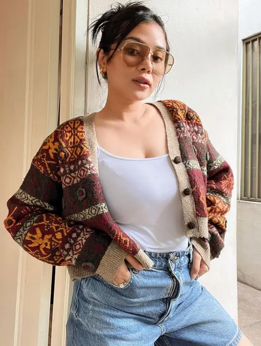 Berbeda dengan musim dingin, Mutia Ayu lebih memilih outer rajut yang lebih tebal. Meski begitu, outer rajut ini tidak panjang layaknya outer dari kemeja. Tak ketinggalan aksen kacamata cokelatnya bikin makin kece. (Liputan6.com/IG/@mutia_ayuu).