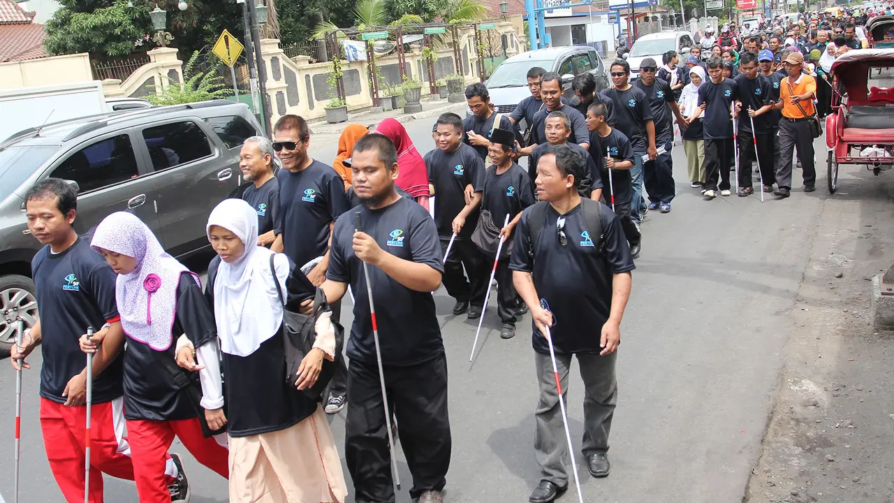1.300 Tunanetra Berparade Tongkat Putih Surabaya-Jakarta