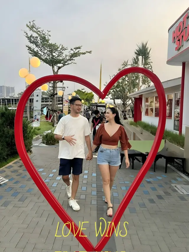 Pria Ini Minta Foto Bareng Pacar Diedit Agar Romantis, 10 Hasilnya Nyeleneh Banget