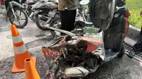 Sepeda motor yang kebakar dan meledak di Kemlu. (Liputan6.com/Yopi Makdori)