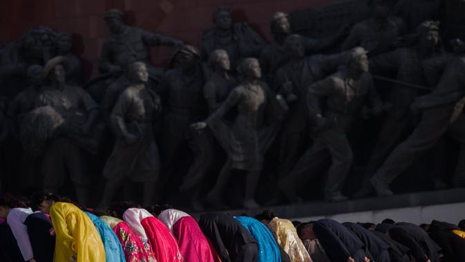 Ribuan orang memberi penghormatan patung Kim Il-sung dan Kim Jong-il (AFP)