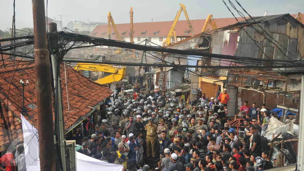 20160411-Penertiban Pasar Ikan bentrok, Aparat Keamanan Angkut Warga-Jakarta