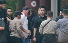 FOTO: Ekspresi Terpidana Mati Kasus Narkotika Asal Prancis Serge Atlaoui Saat Dipulangkan Pemerintah RI, Pakai Masker dan Topi Hitam