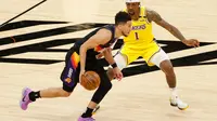 Devin Bookers (kiri) mencoba melewati Dennis Schroder pada laga Lakers vs Suns di play-off NBA (AFP)