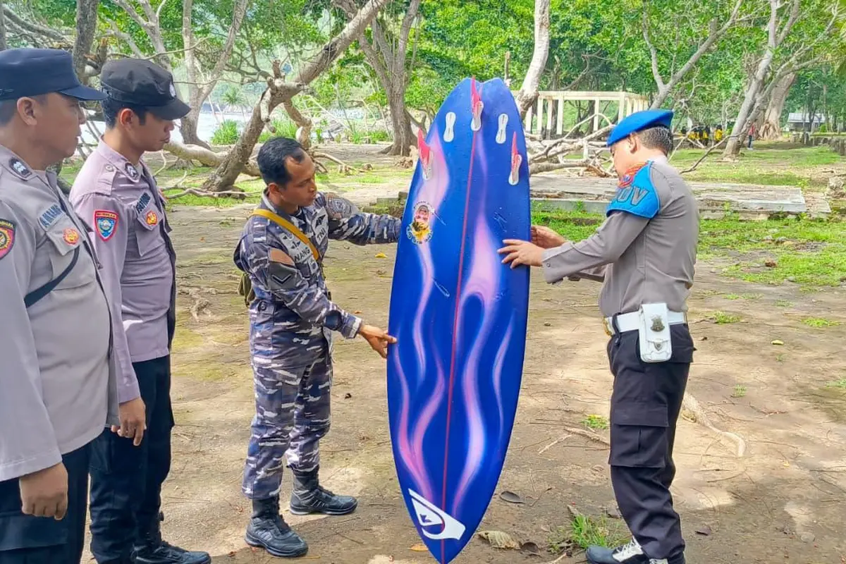 Papan selancar milik korban Mr Gunther (55) yang ditemukan rekanya di Pantai Gerajagan Banyuwangi (Istimewa)