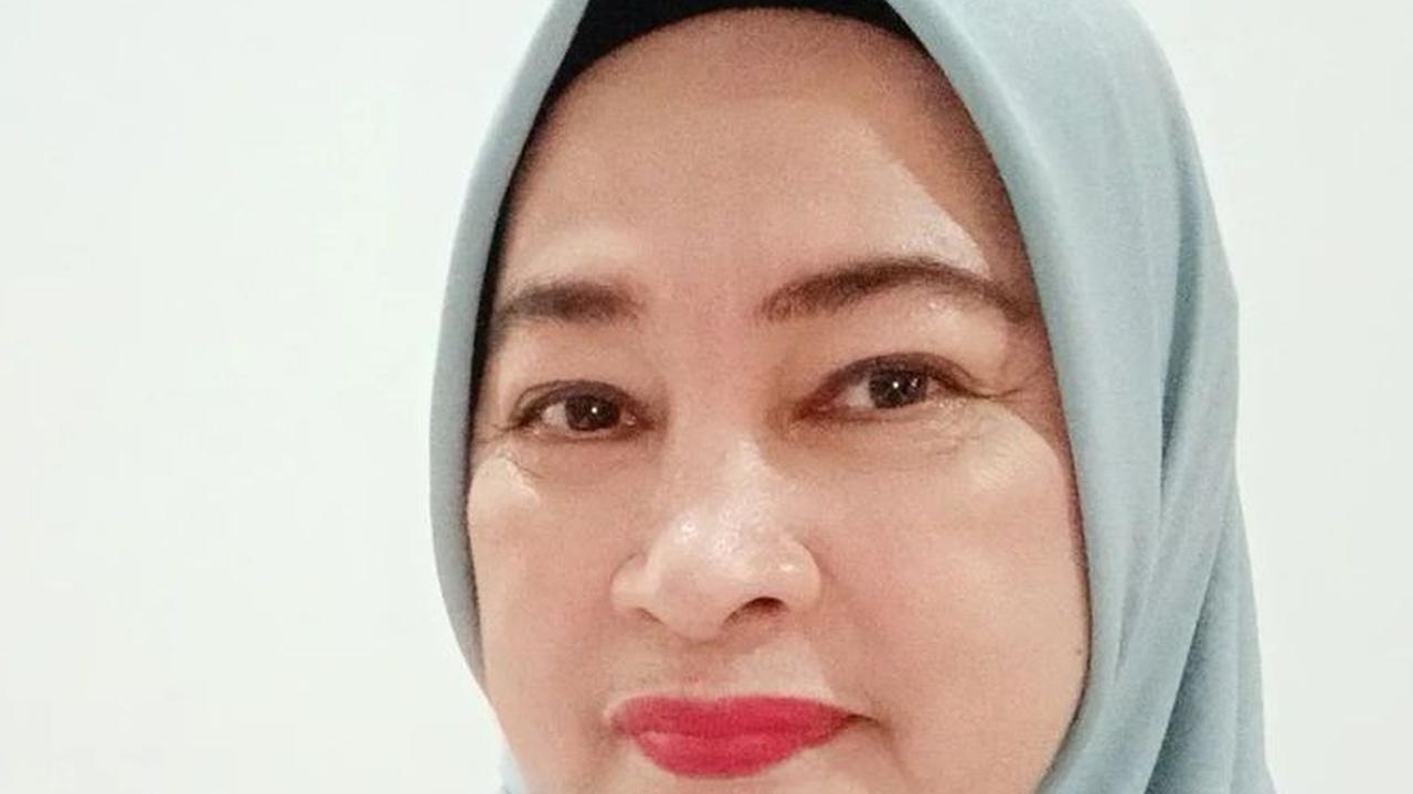 Tampil Sederhana, Ibu Jeje Govinda Tetap Awet Muda dan Kompak Bareng Besan