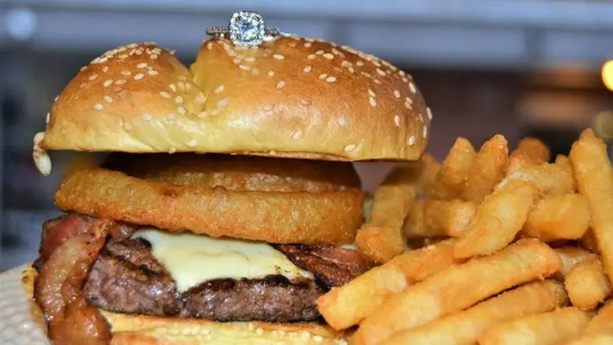 Seharga 41 Juta Rupiah, Tertarik Membeli Burger Ini?
