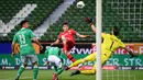Gelandang Leverkusen, Kai Havertz, saat mencetak gol ke gawang Werder Bremen dalam laga lanjutan kompetisi Bundesliga di Bremen, Jerman pada 18 Mei 2020. Bayer Leverkusen menang 4-1 atas Werder Bremen.(AFP/Stuart Franklin)