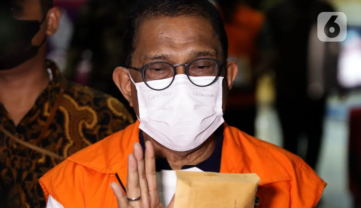Wali Kota Ambon, Richard Louhenapessy usai mengikuti rilis penahanan di Gedung KPK, Jakarta, Jumat (13/5/2022). KPK menahan Richard sebagai tersangka dugaan suap pemberian persetujuan izin prinsip pembangunan cabang usaha retail di Kota Ambon tahun 2020.(Liputan6.com/Helmi Fithriansyah)
