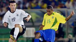 Kleberson. Gelandang berusia 42 tahun ini tampil cemerlang bersama Timnas Brasil di Piala Dunia 2002 Jepang dan Korea. Sukses menjadi juara usai menang 2-0 atas Jerman, ia tampil dalam 5 laga termasuk partai final dengan torehan dua assist. (AFP/Pedro Ugarte)