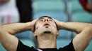 Seorang suporter tampak kecewa usai Rusia kalah dari Kroasia pada laga perempat final Piala Dunia di Stadion Olimpiade Fisht, Sabtu (7/7/2018). Rusia kalah adu penalti dengan skor 3-4 dari Kroasia. (AFP/Kirill Kudryavtsev)