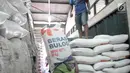 Pekerja memindahkan beras di pasar induk cipinang, Jakarta, Kamis (13/12). Direktur Pasar Induk Beras Cipinang Arief Prasetyo Adi memastikan, ketersediaan stok beras di pasar masih kategori aman jelang Natal dan Tahun Baru. (Liputan6.com/Angga Yuniar)